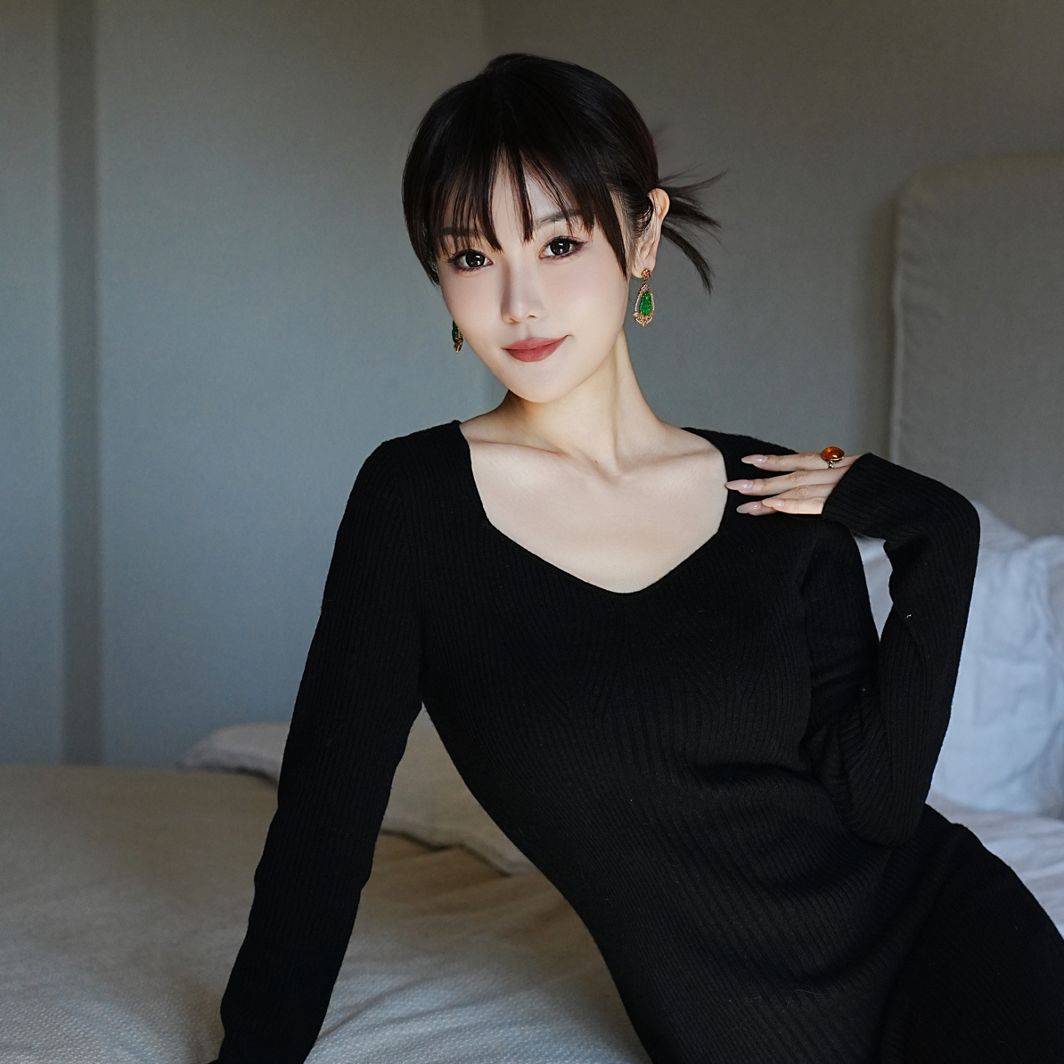 黑色长款修身毛衣