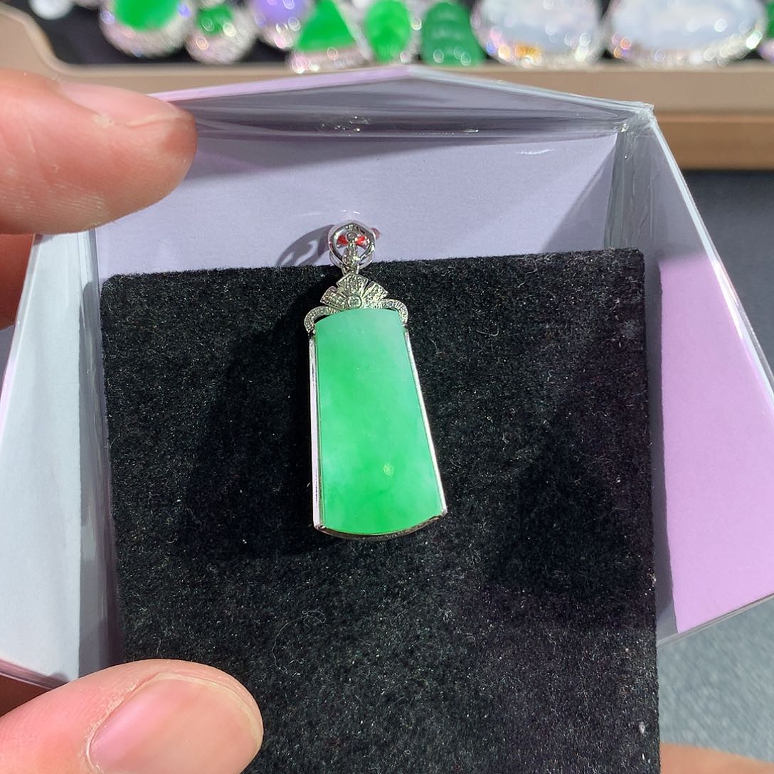 翡翠吊坠(赠链)18K金镶嵌