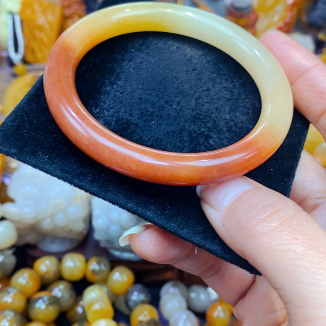 未镶嵌石英质玉（黄龙玉）颈饰