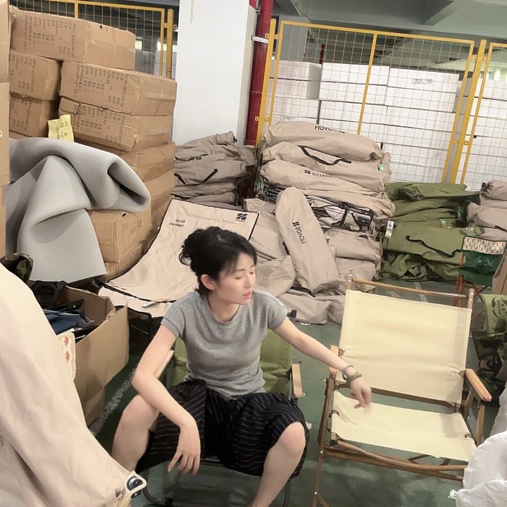 锦纶米杏色克米特折叠椅瑕疵