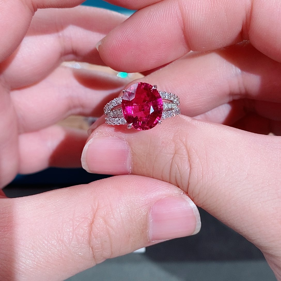 碧玺戒指18K金镶嵌卢比来4.2克拉