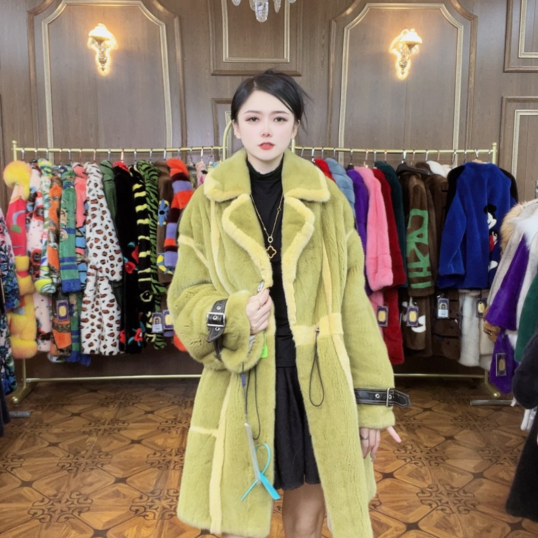 芥末绿黑畔皮草外套