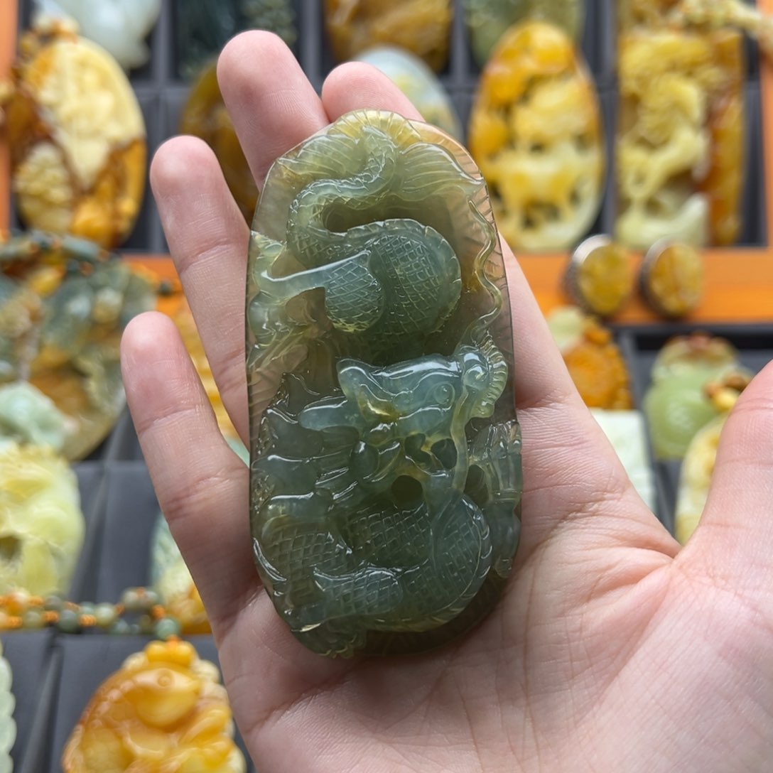 蛇纹石玉颈饰未镶嵌