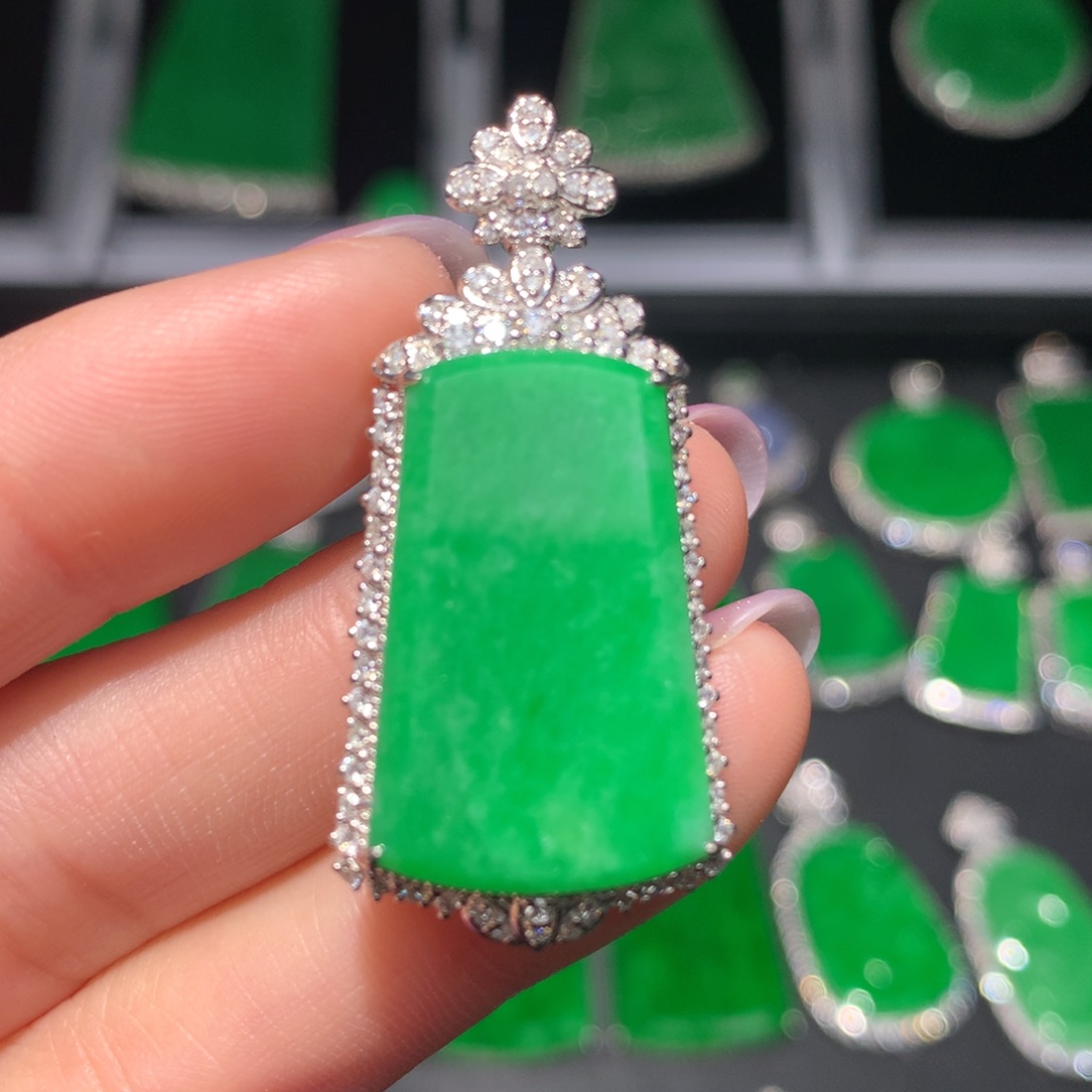 翡翠颈饰18K金镶嵌翡翠