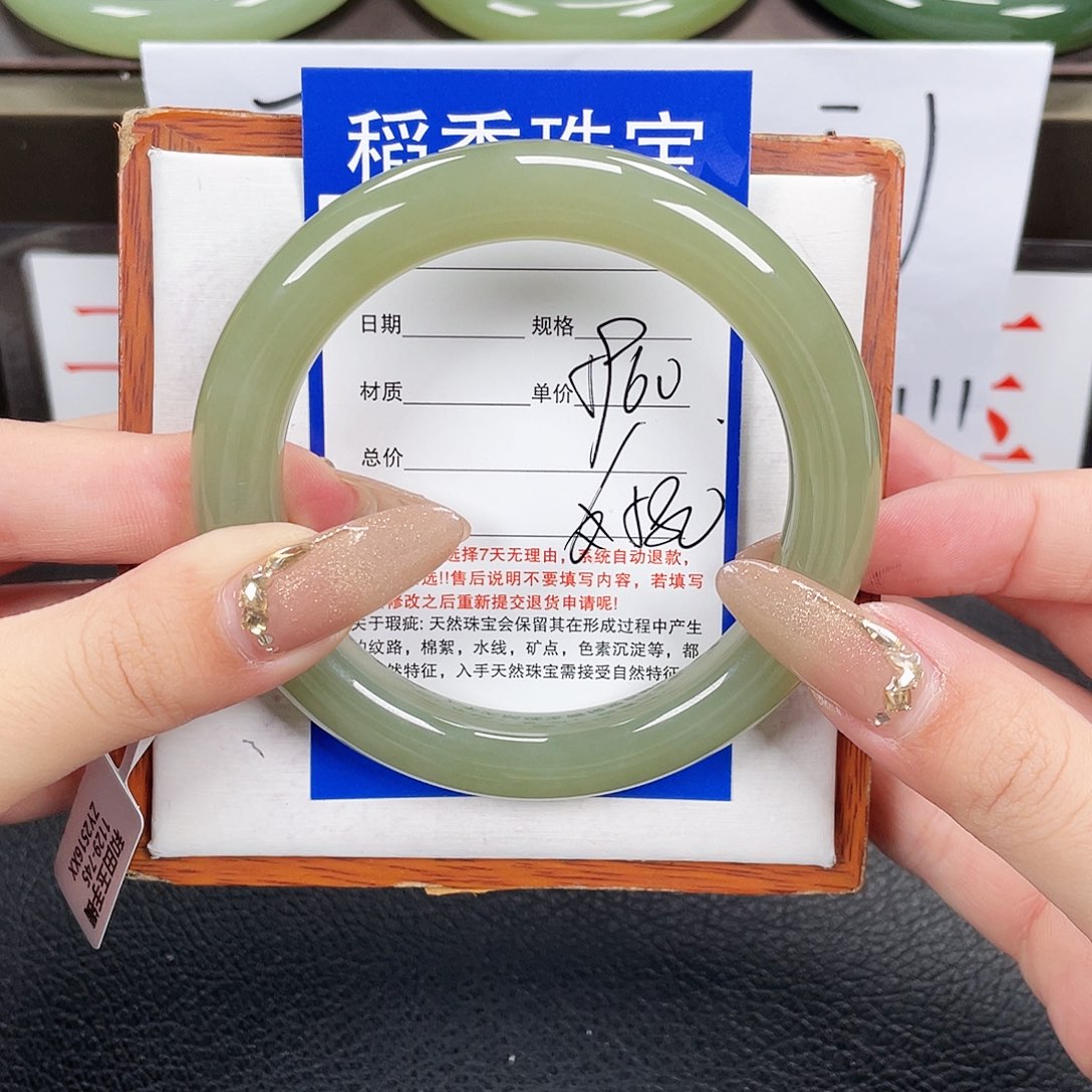 和田玉手镯未镶嵌