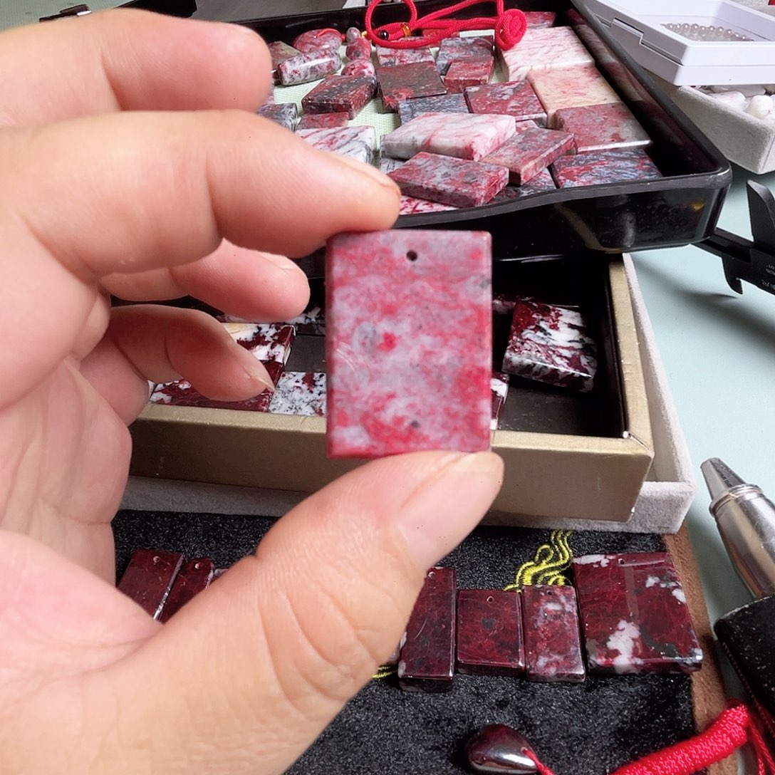 黑*天然朱砂辰砂吊坠