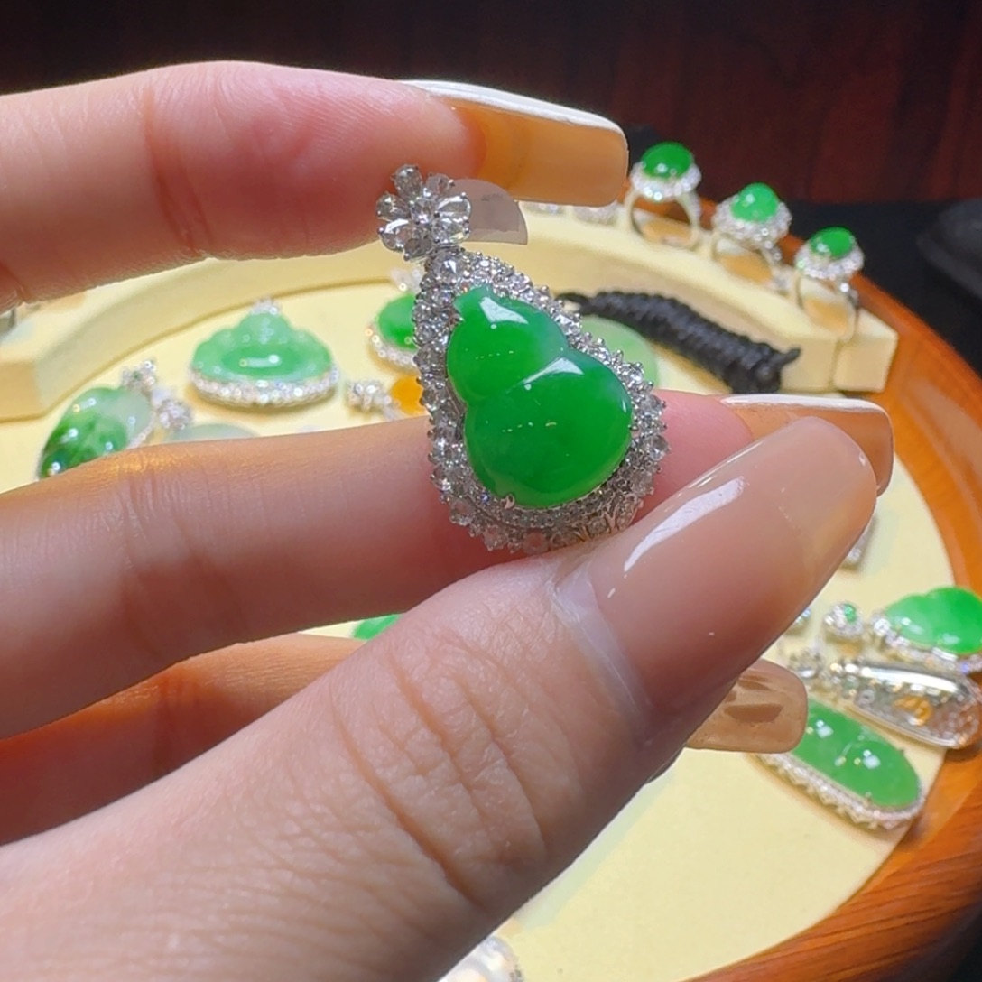 翡翠18K金镶嵌戒指葫芦吊坠