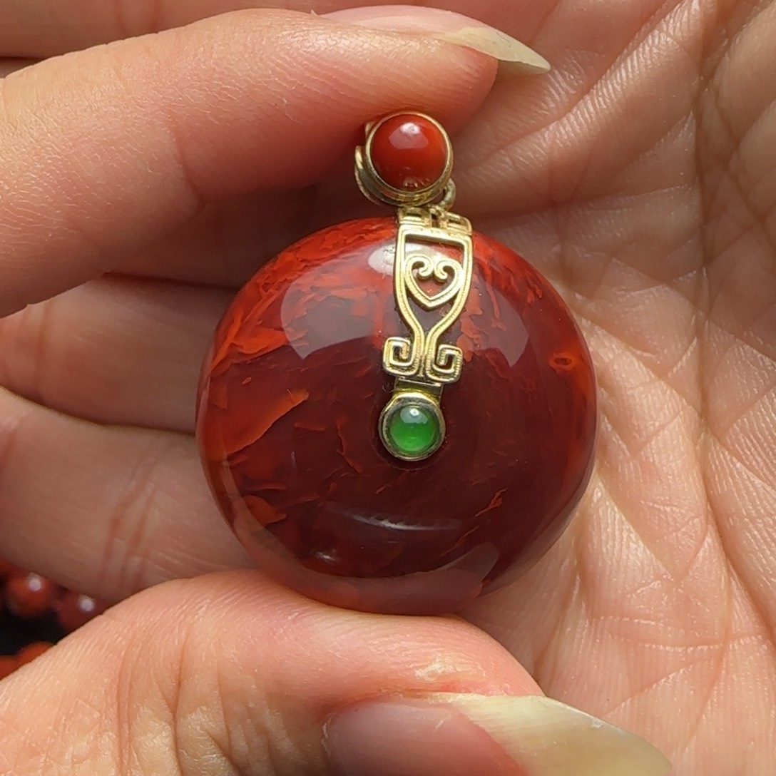 南红玛瑙手串18K金镶嵌?