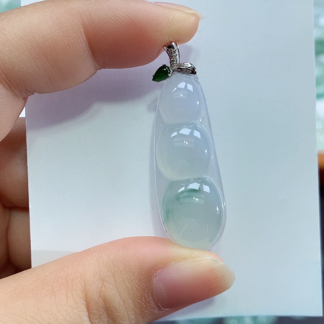翡翠18K金镶嵌颈饰豆子