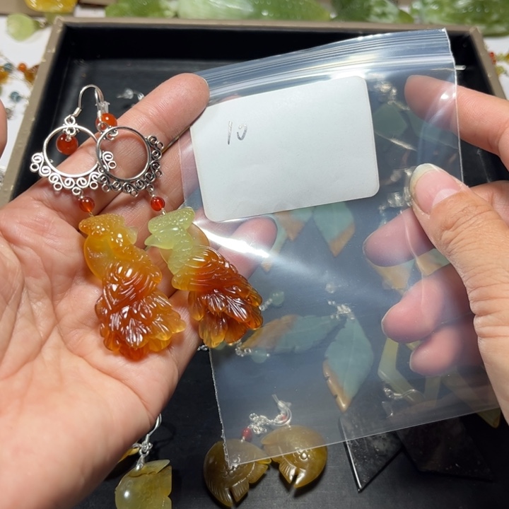 用***活蛇纹石玉合金吊坠