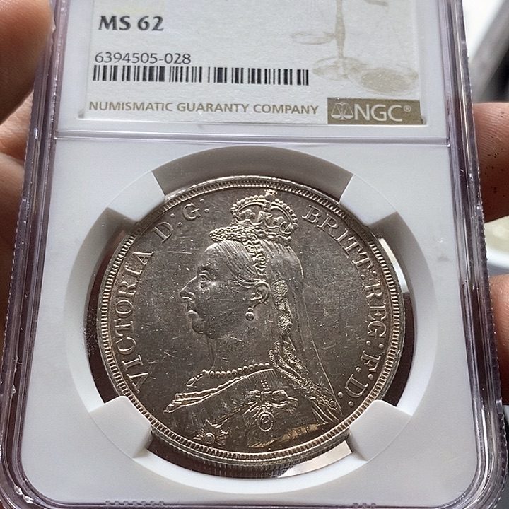 银Ag900英国维多利亚高冠马剑银币