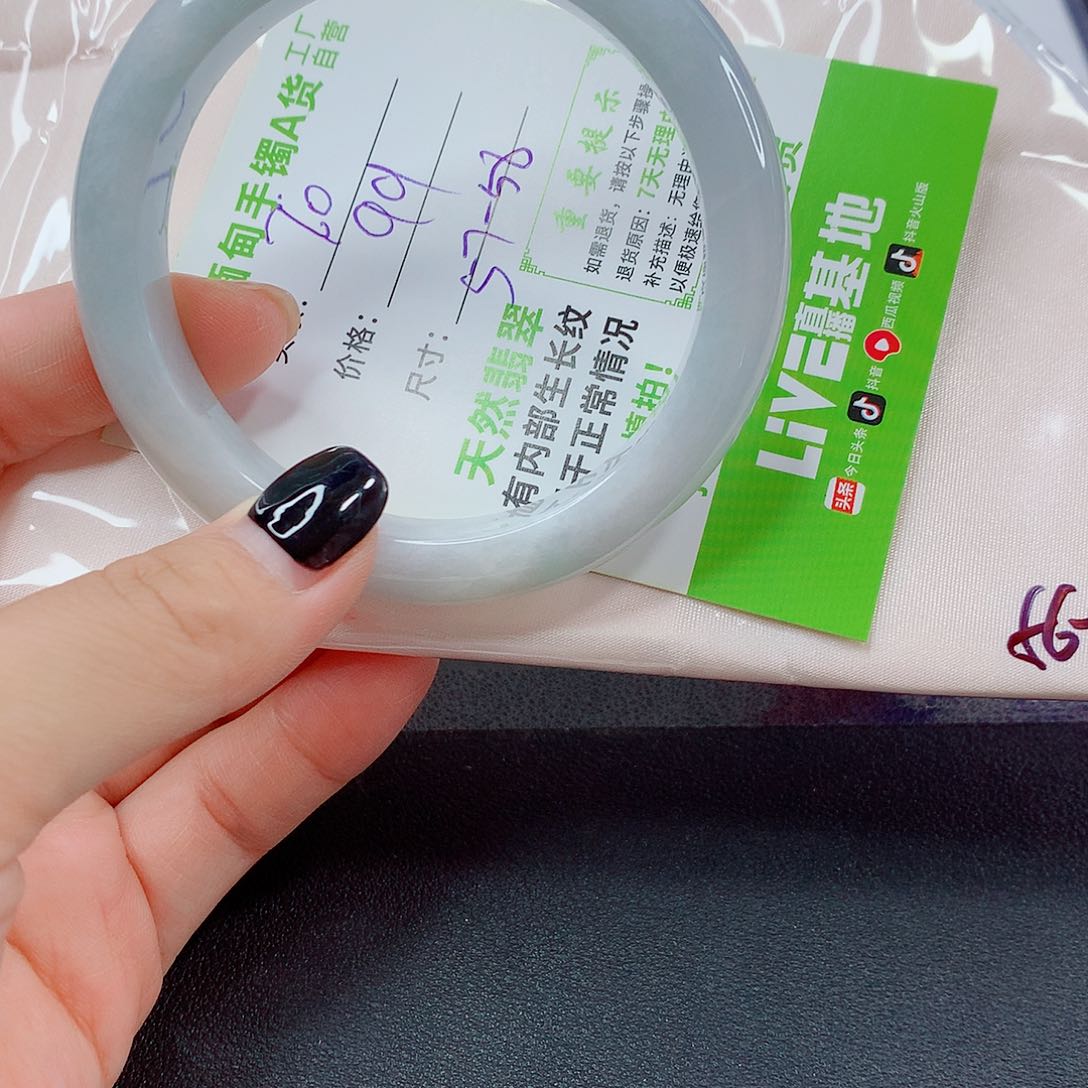 翡翠手镯未镶嵌翡翠