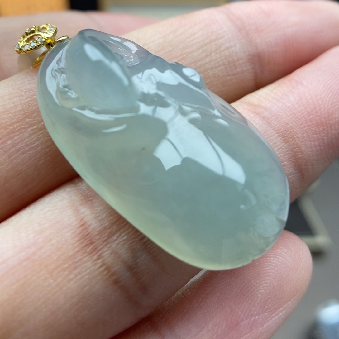 翡翠18K金镶嵌颈饰吊坠