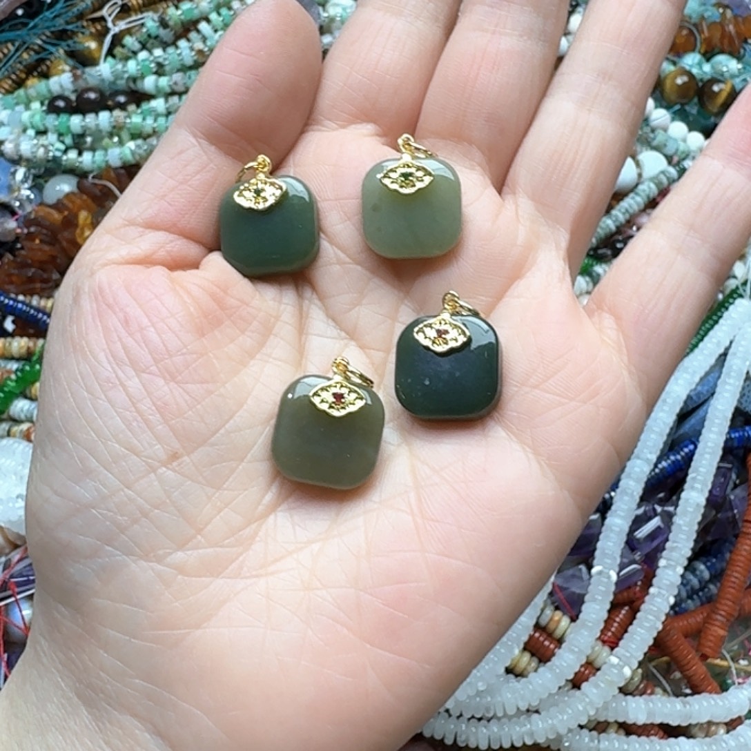 玛瑙/玉髓未镶嵌珠宝半成品一个和田玉吊坠