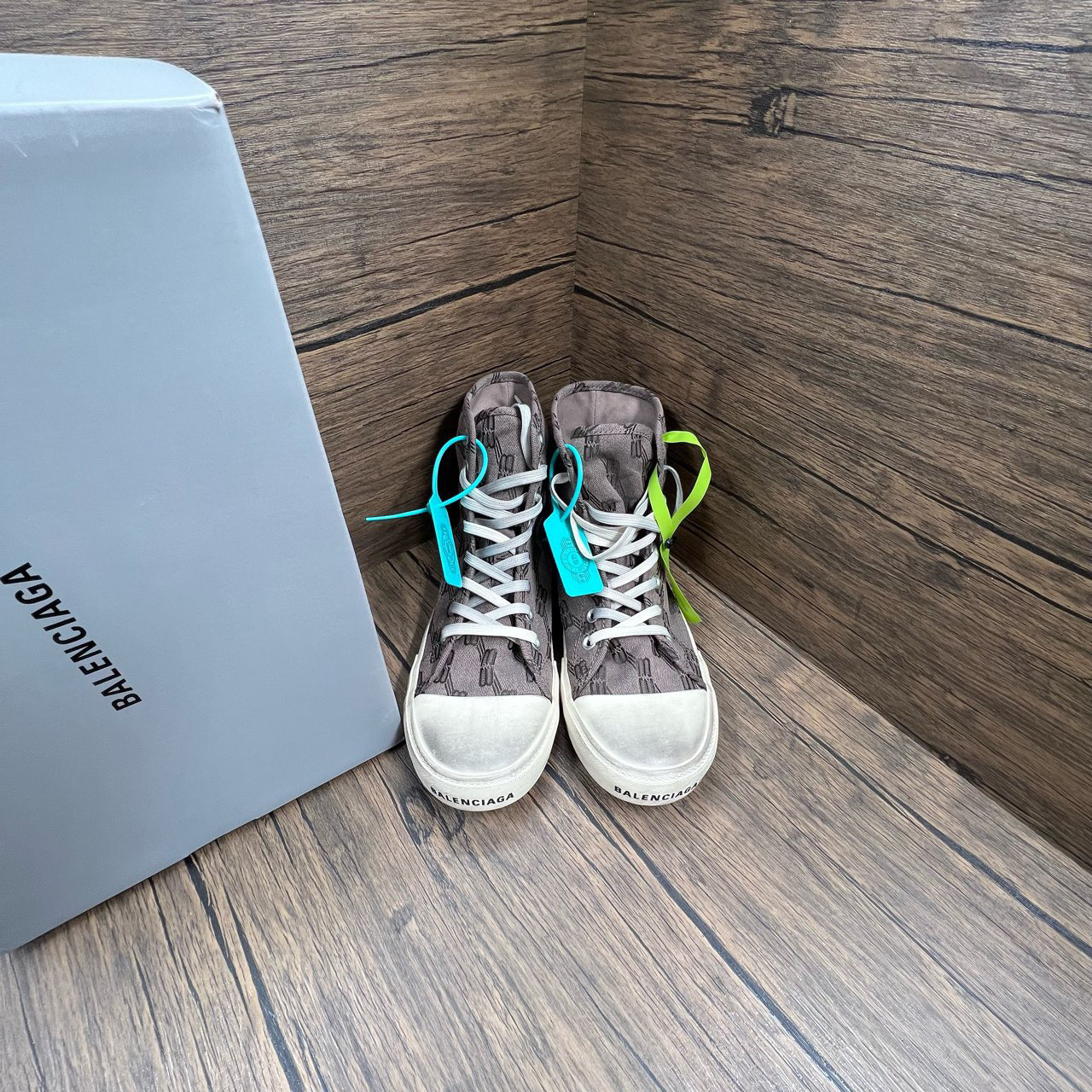 全新未使用 Balenciaga/巴黎世家 帆布板鞋 43码/原盒防尘袋