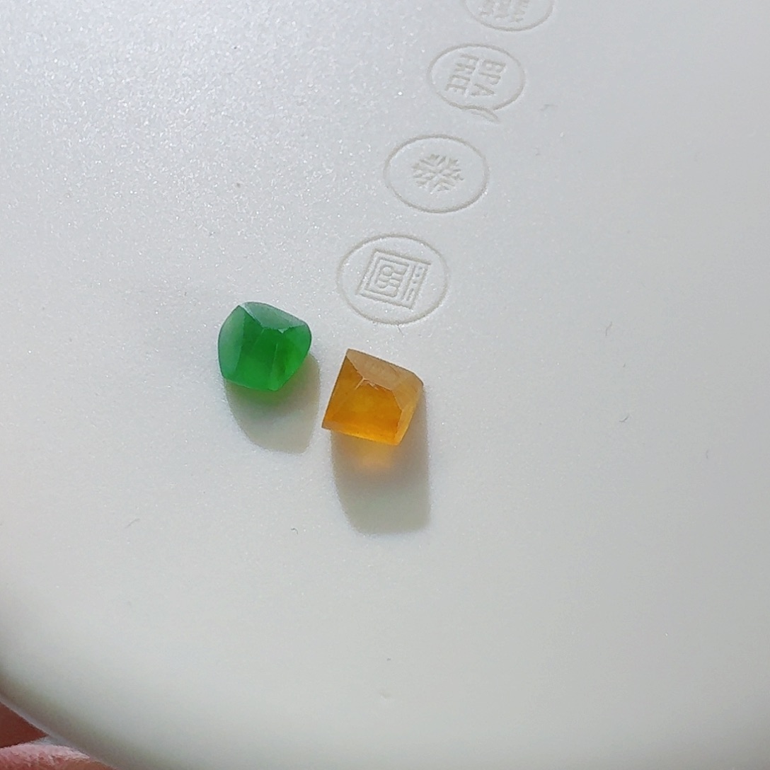 翡翠颈饰未镶嵌随形一对