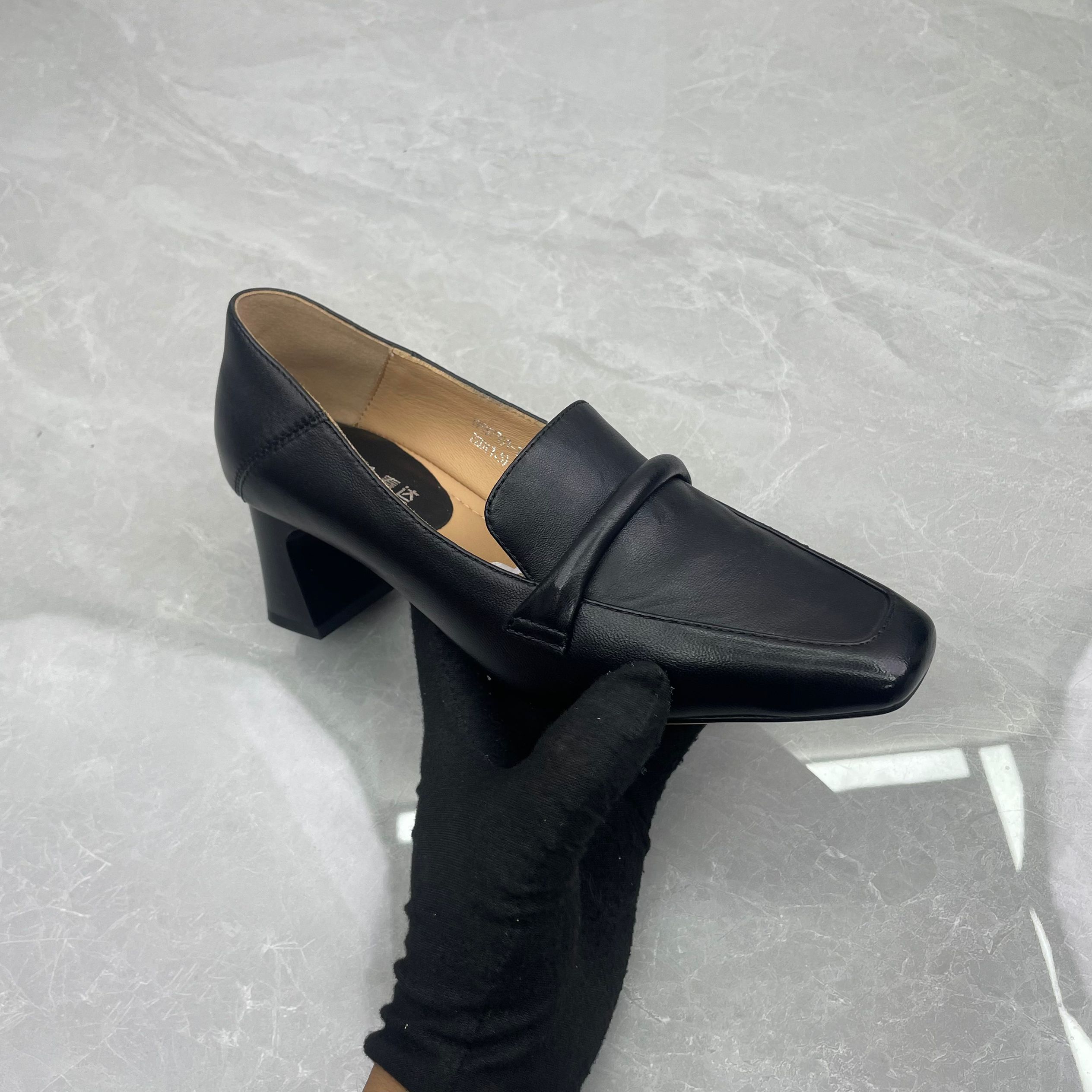 单鞋女 (羊皮)57301-1 （孤品）c区34/38码