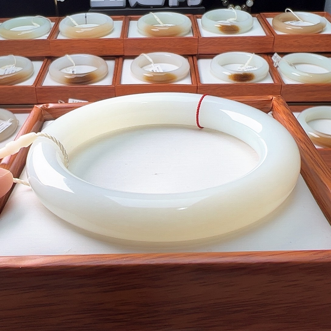 和田玉手镯（圆镯）未镶嵌