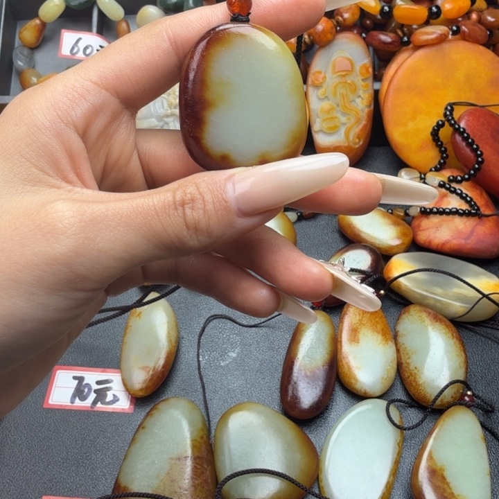 梦***歌和田玉未镶嵌颈饰