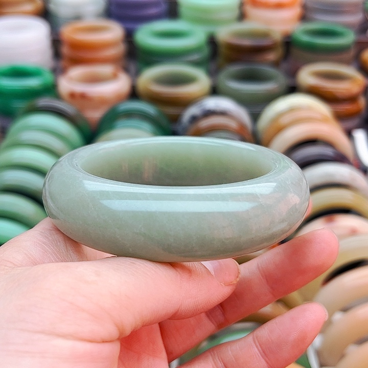 未镶嵌手镯（圆镯）石英质玉