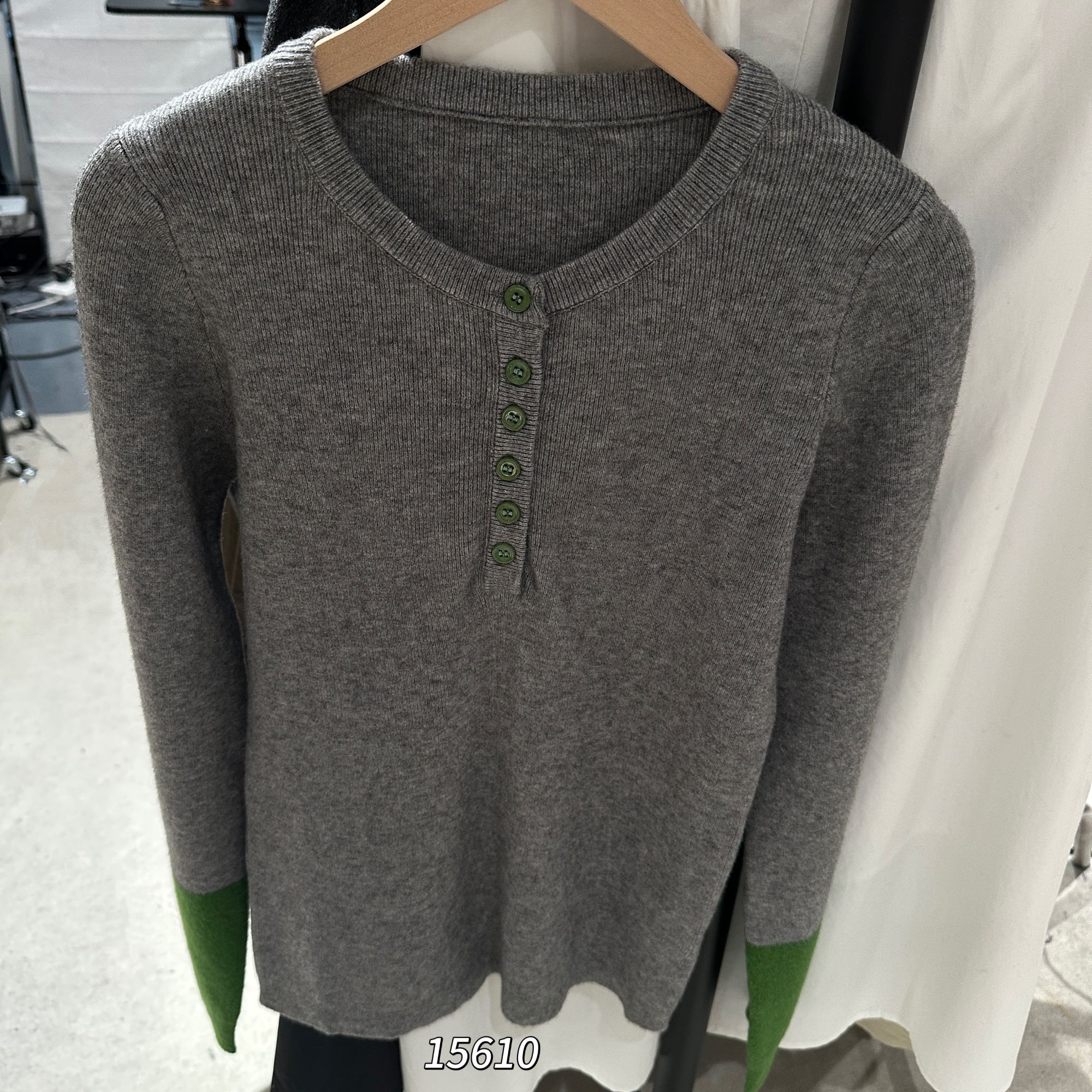 15610（部分无水洗唛，介意慎拍）SANFAN新款手臂撞色针织长袖