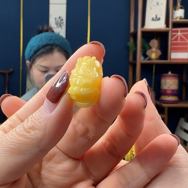 蜜蜡吊坠(赠链)未镶嵌?***。