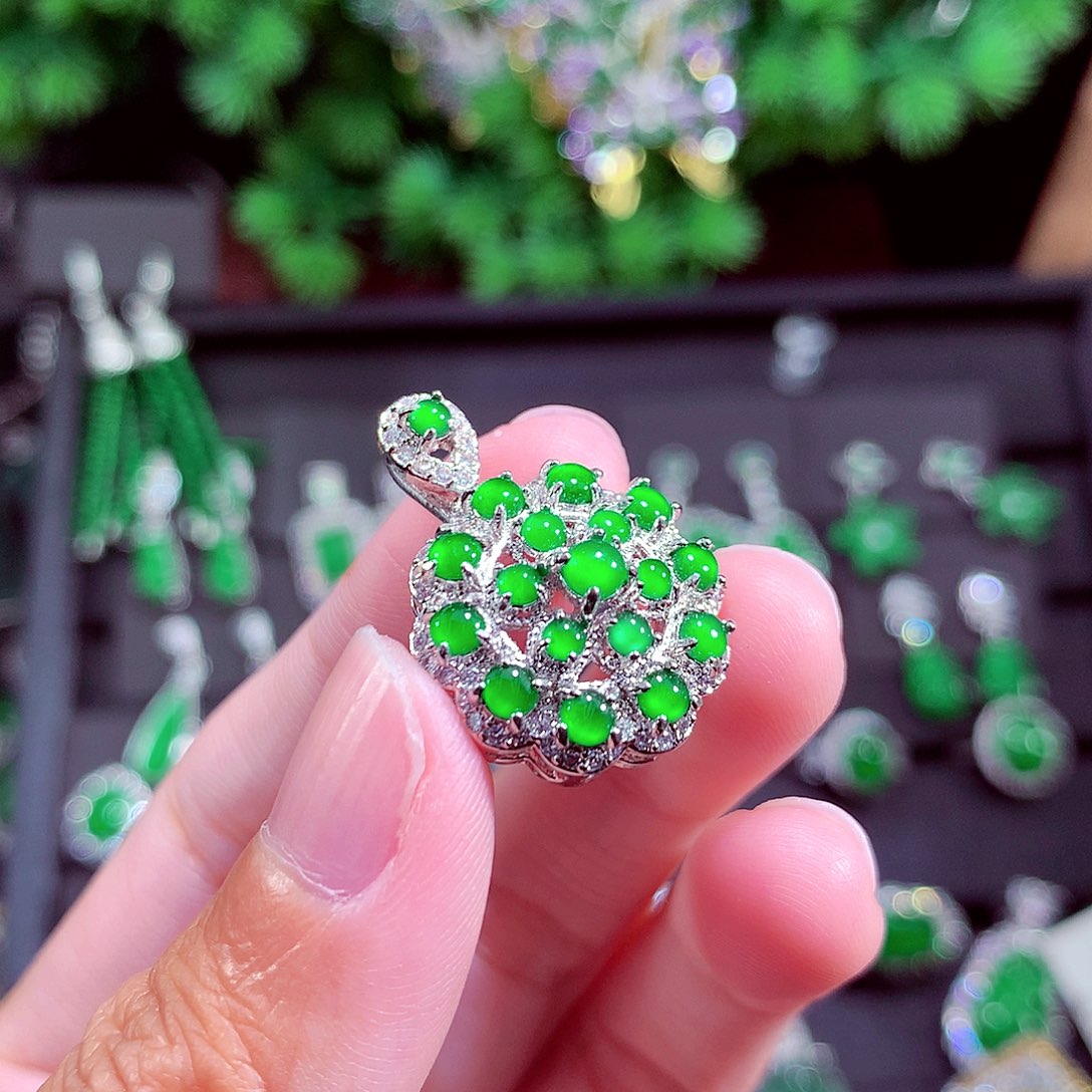 颈饰未镶嵌翡翠天然