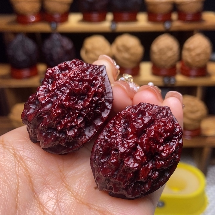 文玩核桃吊坠血麒麟10