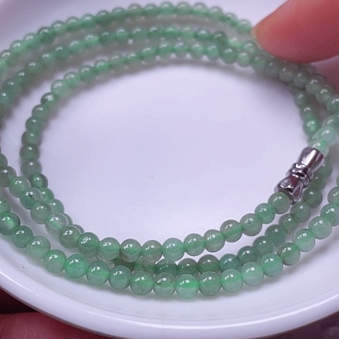 翡翠未镶嵌颈饰牛**举