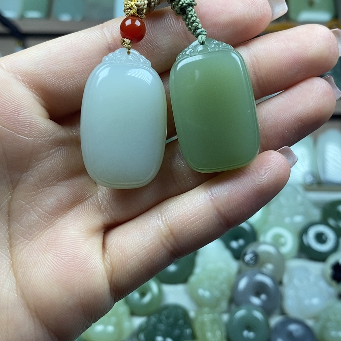 和田玉未镶嵌颈饰无事牌