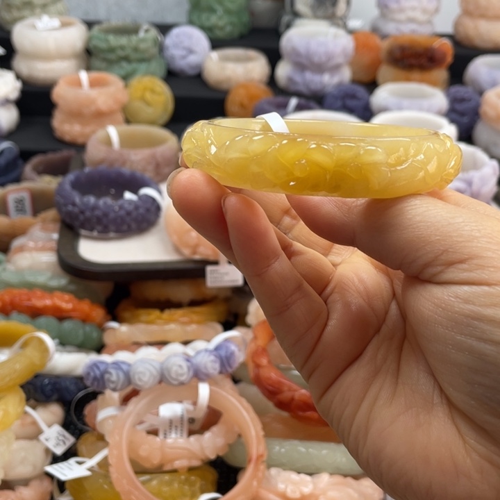 时***转石英质玉未镶嵌手镯