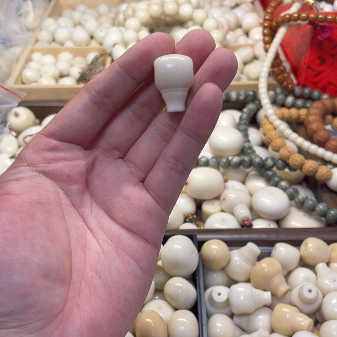 谢***梁吊坠菩提根/象牙果