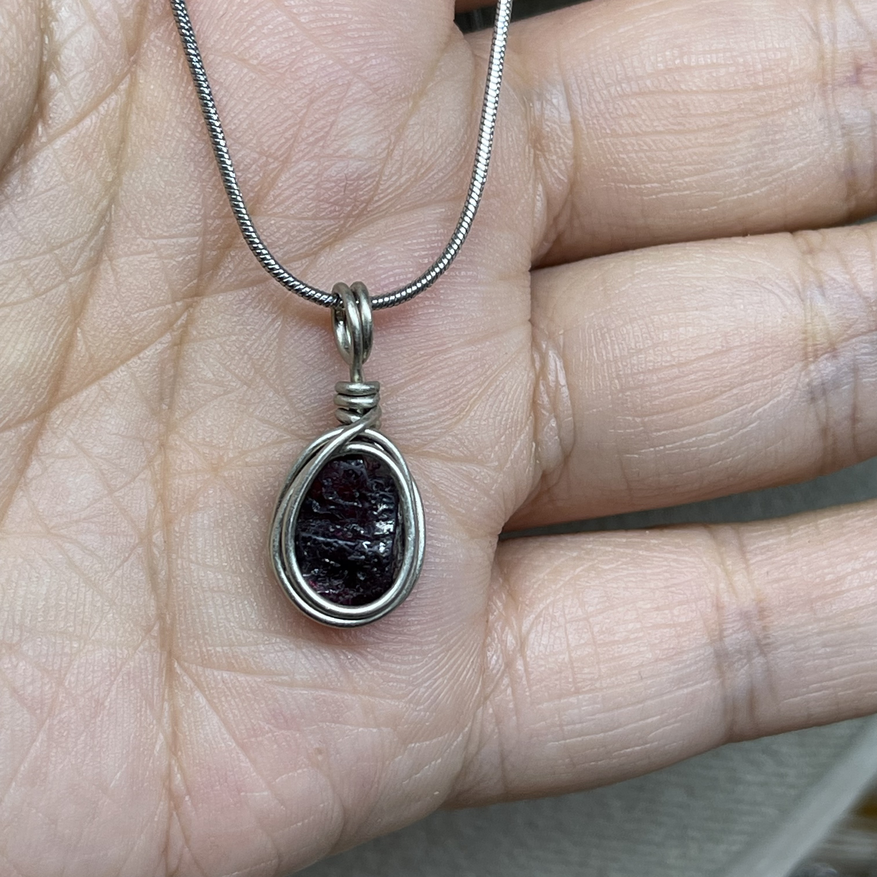 （特价）纯手工保色线石榴石原石小糖豆吊坠