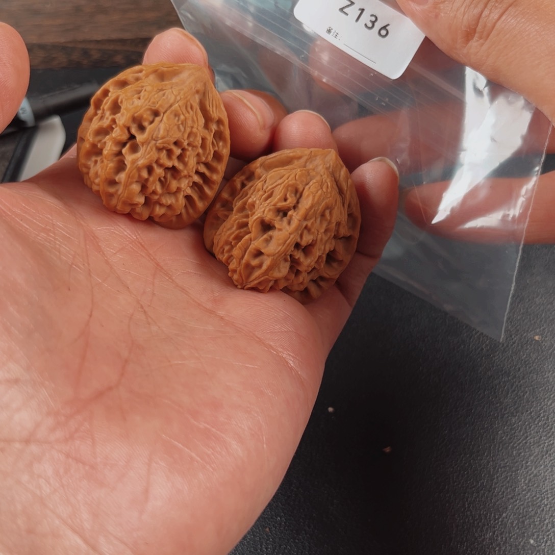 文玩核桃吊坠136-35四眼虎头