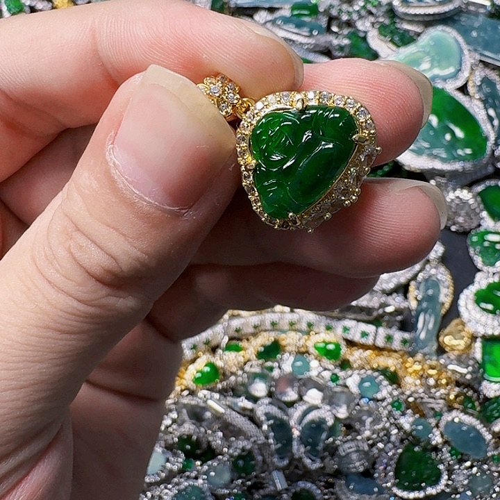 翡翠颈饰未镶嵌天然A货翡翠放漏