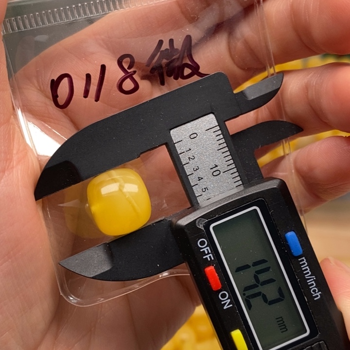 蜜蜡未镶嵌裸石14.2微瑕