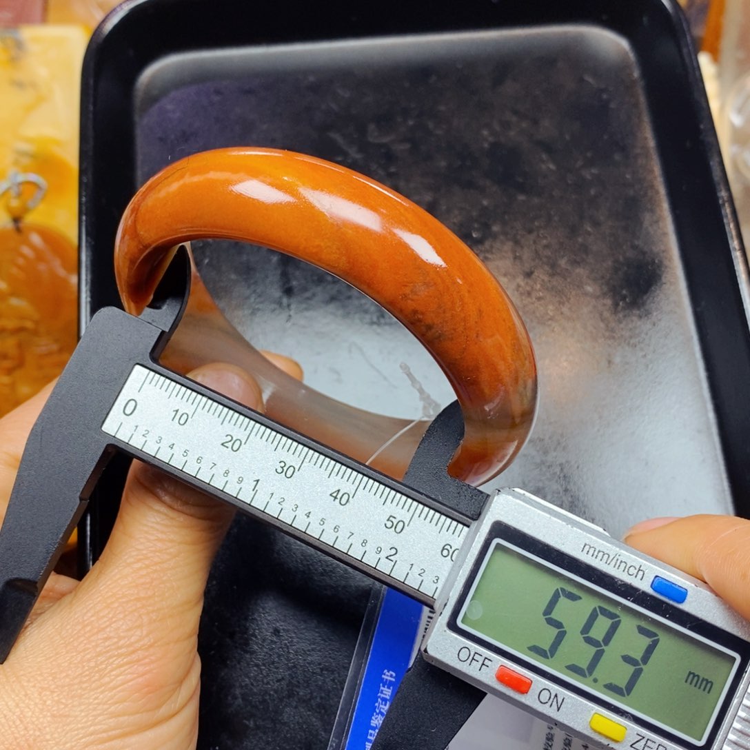 石英质玉（黄龙玉）颈饰未镶嵌