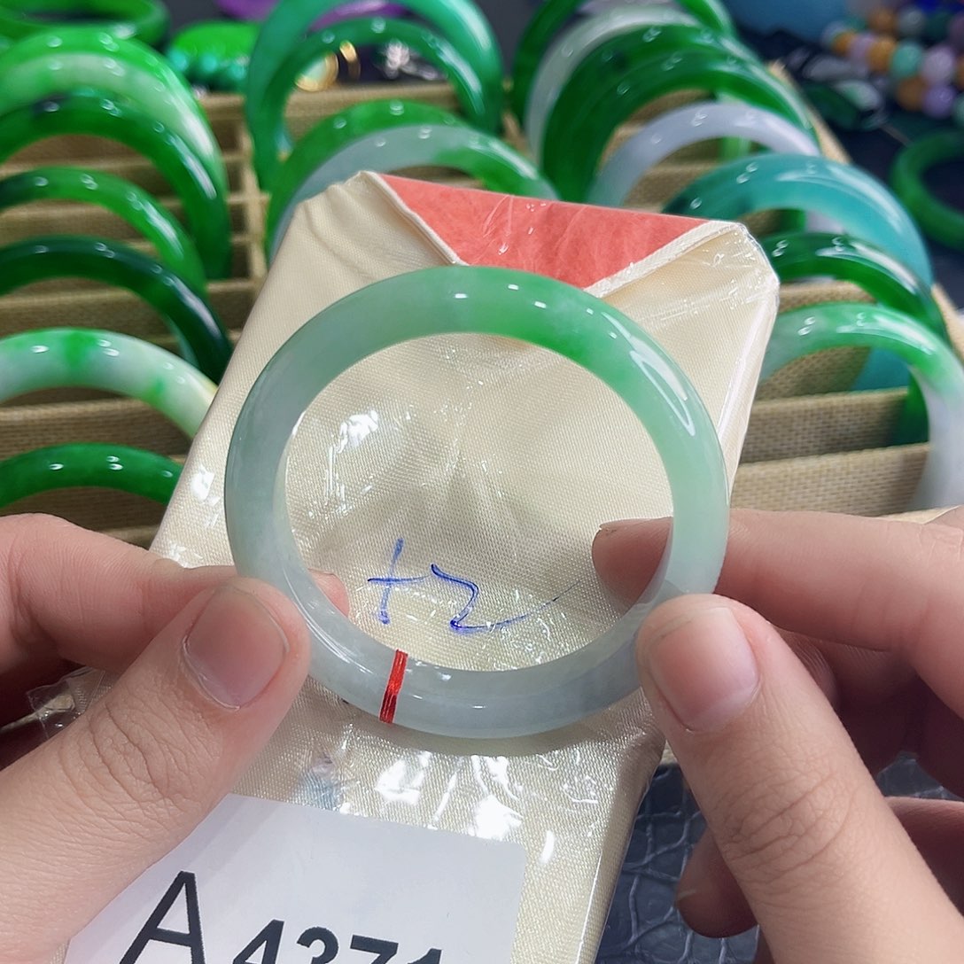 翡翠手镯未镶嵌多样性