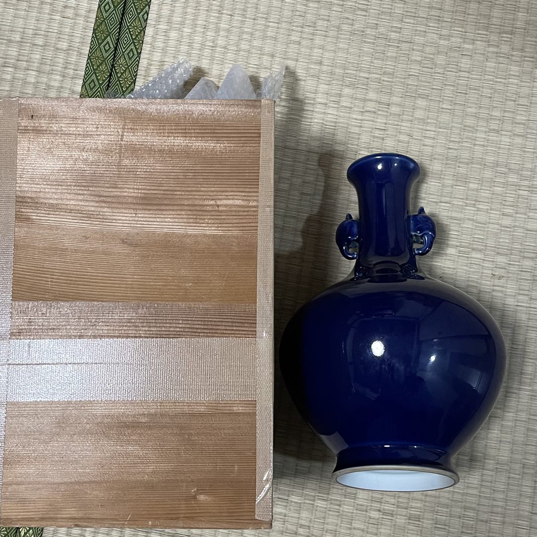 一件器型挺拔画片精美的瓶