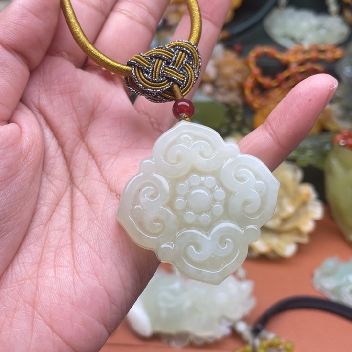 蛇纹石玉吊坠合金