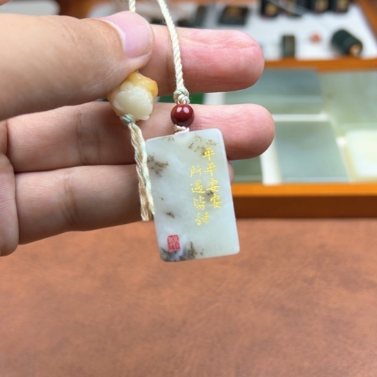 颈饰未镶嵌和田玉（糖玉）