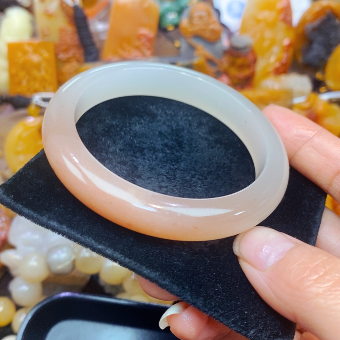 未镶嵌石英质玉（黄龙玉）颈饰