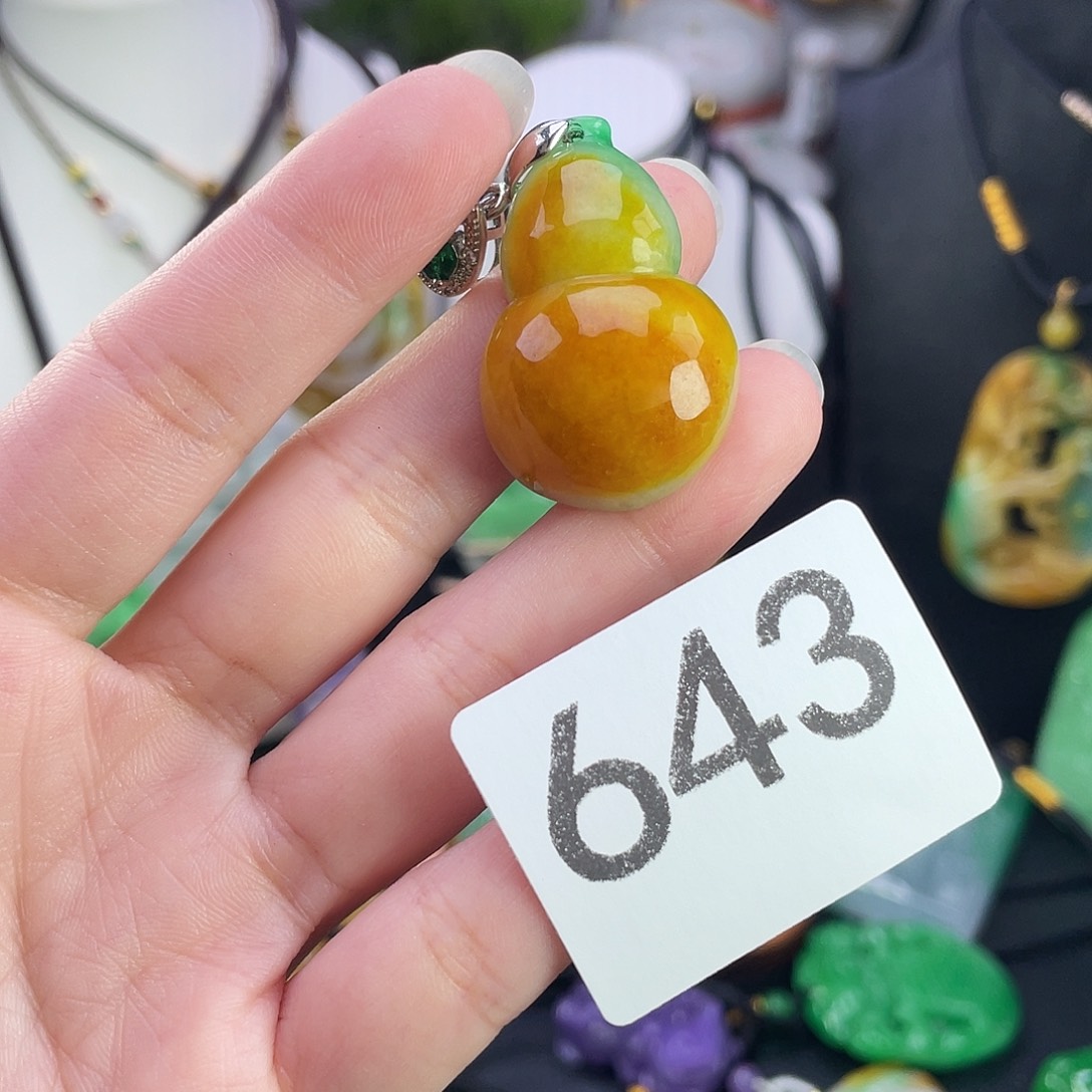 翡翠未镶嵌吊坠(赠链)