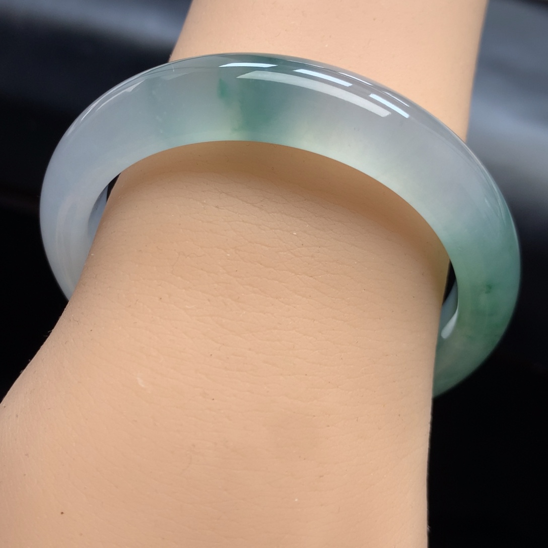 翡翠未镶嵌手镯推荐。     高货感