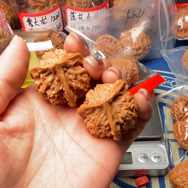 吊坠桃核三棱核桃