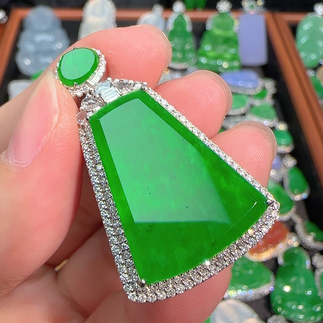 翡翠颈饰18K金镶嵌阳绿无事牌