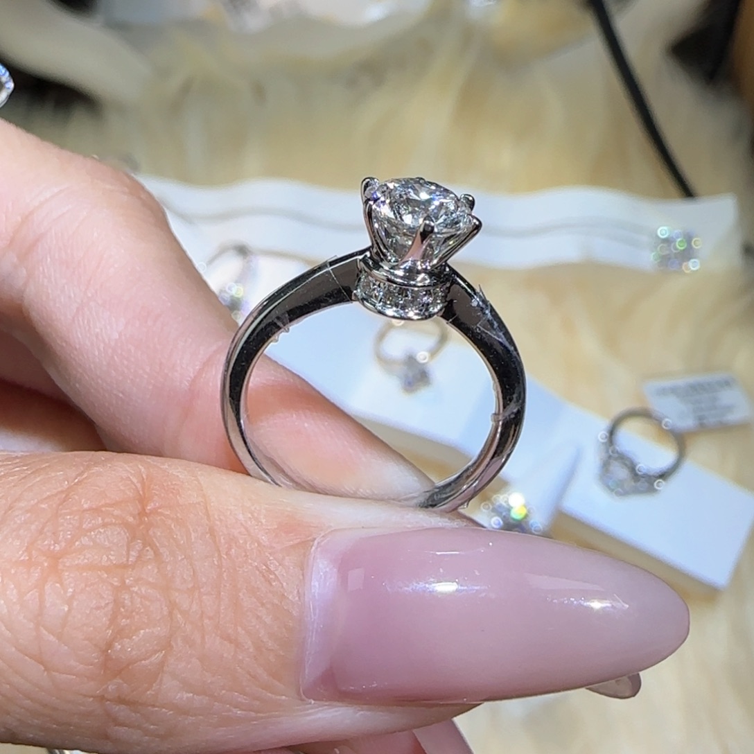 实验室培育钻石18K金镶嵌皇冠