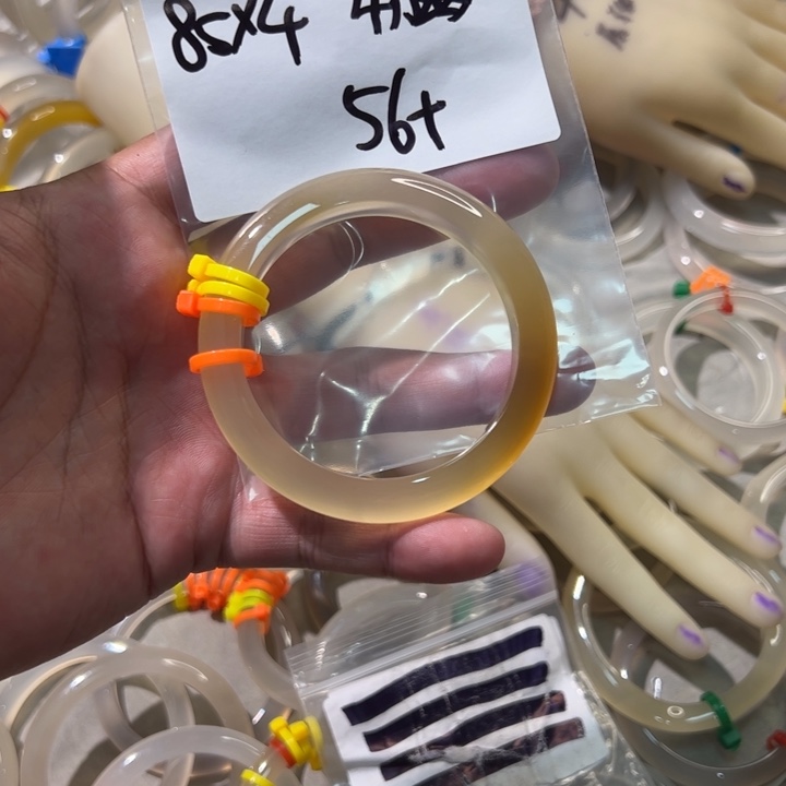 奶***包玛瑙/玉髓手镯未镶嵌库存4 发1条