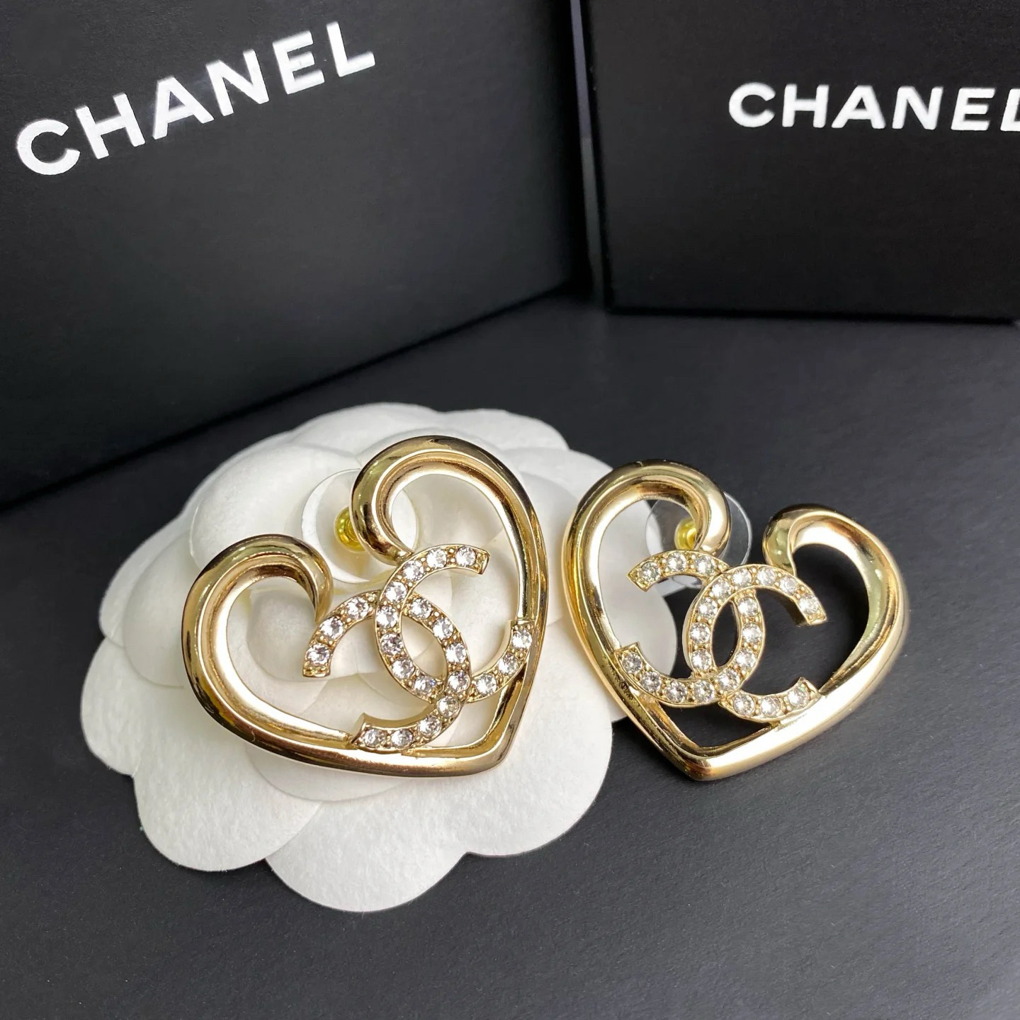 未使用 Chanel/香奈儿 满钻镂空桃心耳钉时尚百搭 23C/SS0011