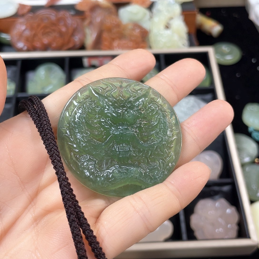 蛇纹石玉颈饰合金